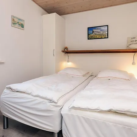 8 Person In Hals * Oster Melholt