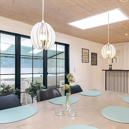 8 Person In Hals * Oster Melholt